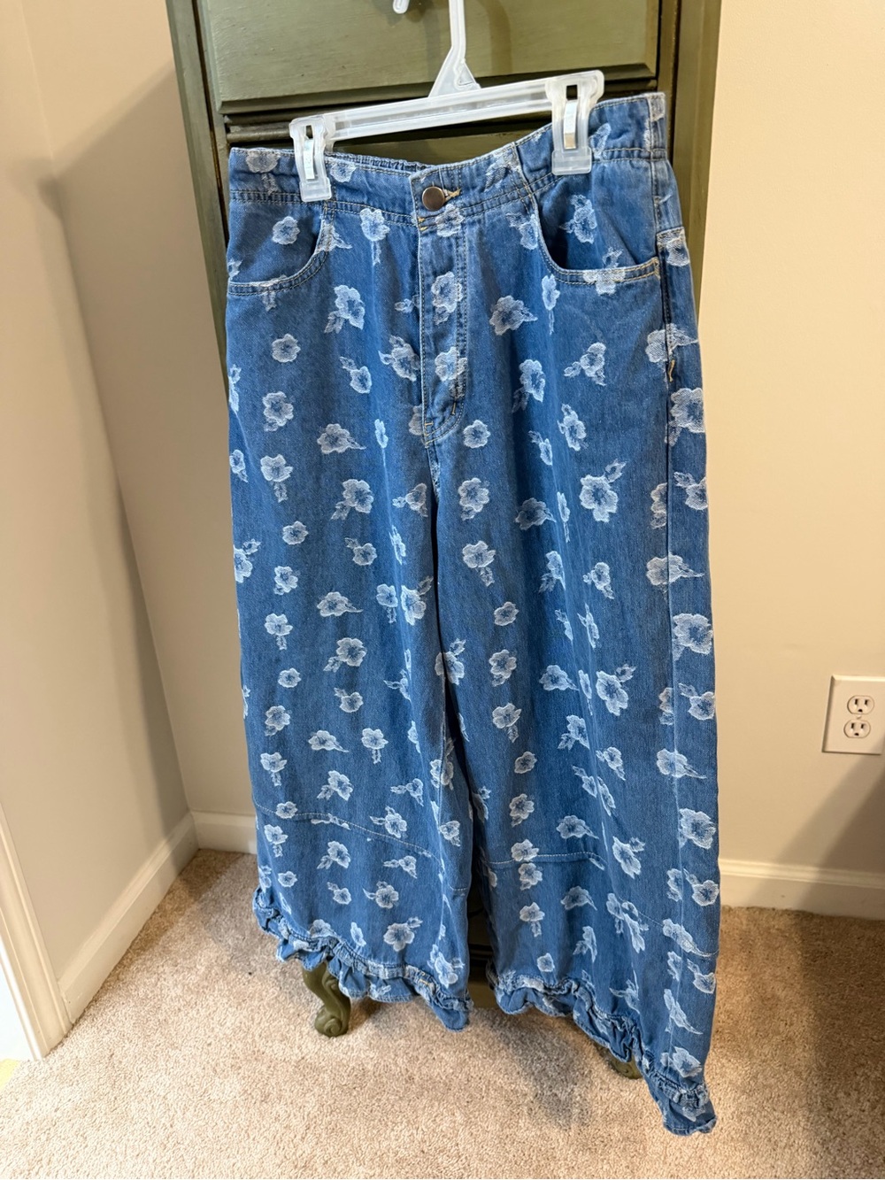 NWT Easel pants